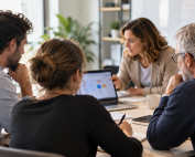 Professionisti partecipano a una formazione pratica con un computer portatile