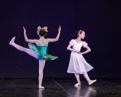 Due allieve di danza classica si esibiscono sul palco
