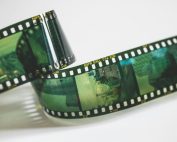 Striscia di pellicola fotografica con fotogrammi e perforazioni laterali
