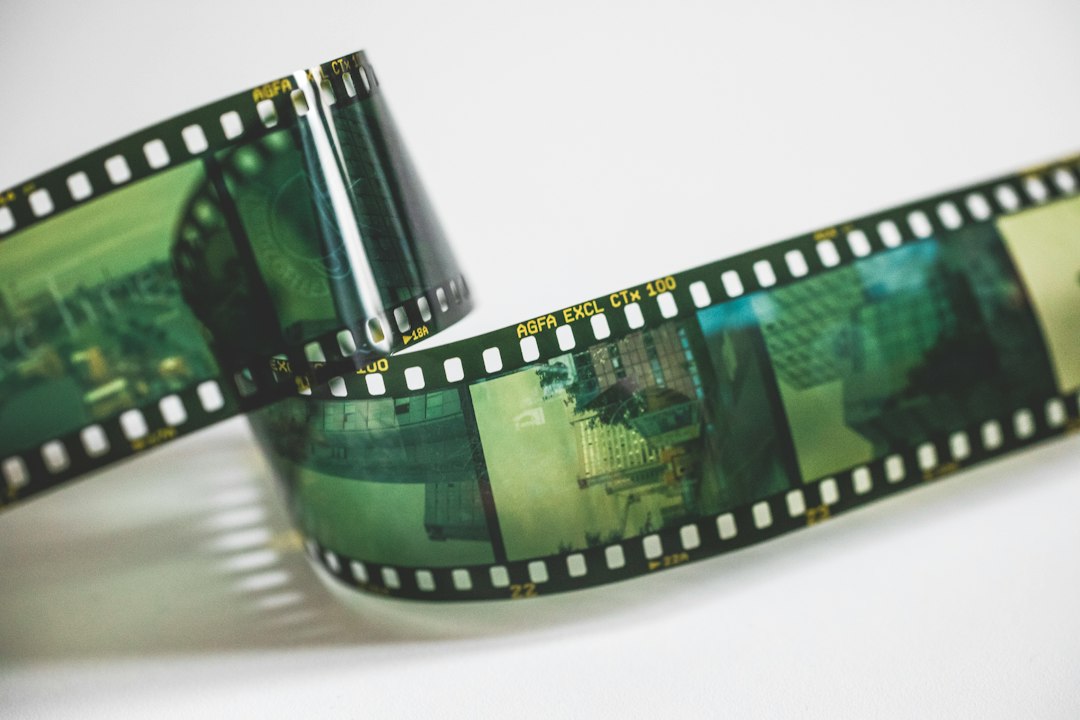 Fotografia analogica e pellicola Striscia di pellicola fotografica con fotogrammi e perforazioni laterali