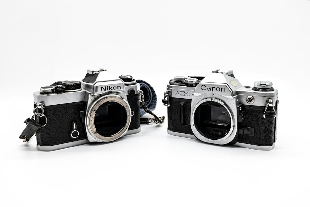 Nikon e Canon a confronto Fotocamere Nikon e Canon affiancate per un confronto tra sistemi fotografici