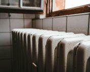 Termosifone domestico sotto una finestra